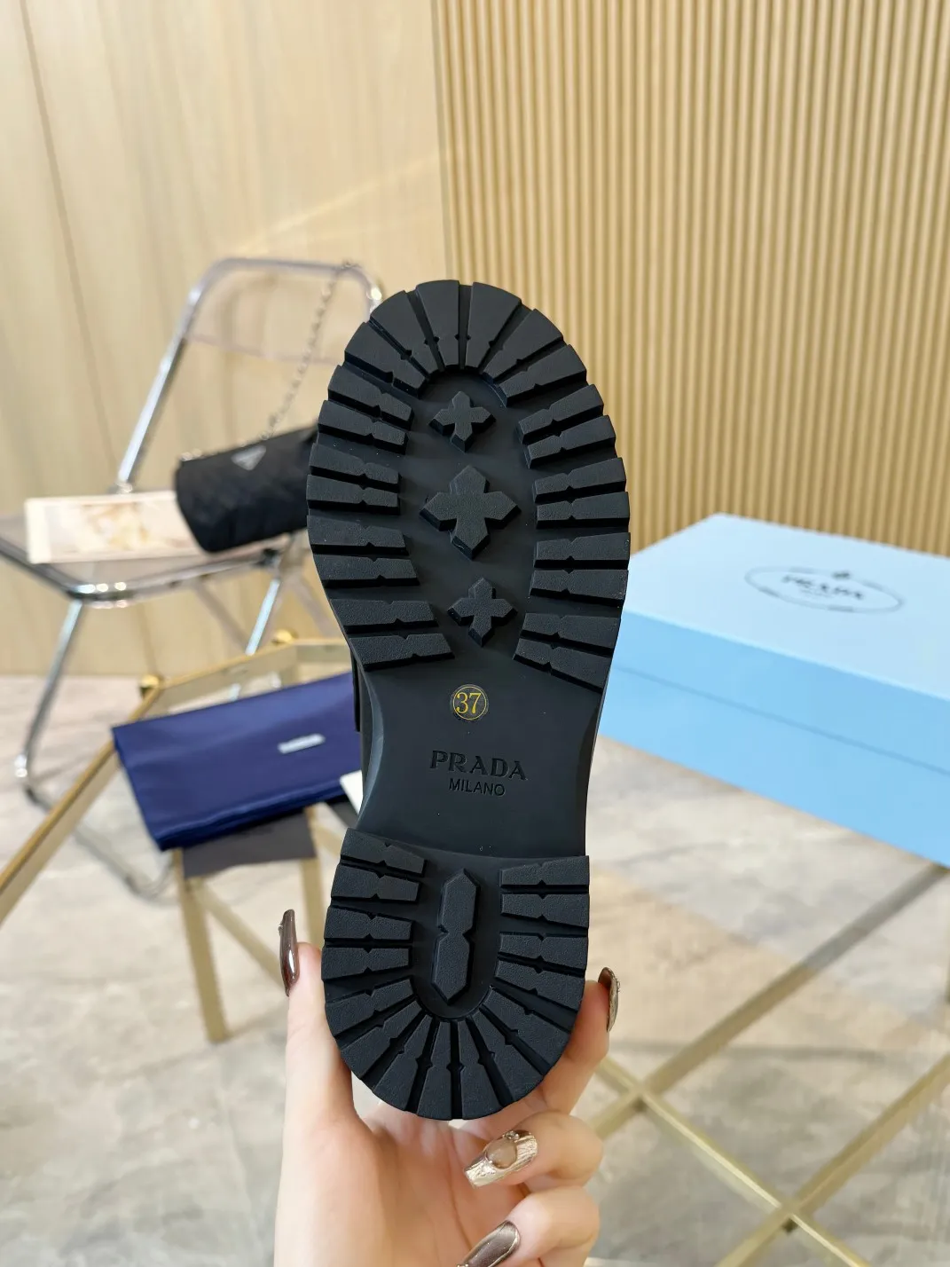 Factory direct sales p520🐘🐘Women's shoes Women's clothing Prada/Factory direct sales pRADA | 2024 ①No glue ②No odor ③Wireless head + full set of packaging ♺Fabric: A-grade open edge beaded cowhide ♺Buckle: original board molding ♺Lining: soft silk cowhide ♺Foot: soft silk cowhide ♺Packaging: full set of original gift packaging ♺Size: women’s size 35--40